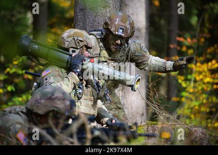 Grafenwoehr, Bayern, Allemagne. 18th octobre 2022. Soldats américains avec troupe de taureau, 1st escadron, 2nd Cavalry Regiment indique la direction pendant l'exercice d'instruction de situation des troupes au cours d'obstacle Grafenwoehr du Commandement de l'instruction de l'Armée de terre 7th, Allemagne, 18 octobre 2022. 2Cr fournit à V corps une force létale et agile, capable de se déployer rapidement dans tout le théâtre européen afin d'assurer les alliés, de dissuader les adversaires et, une fois ordonné, de défendre l'alliance de l'OTAN. Crédit: Armée américaine/ZUMA Press Wire Service/ZUMAPRESS.com/Alamy Live News Banque D'Images