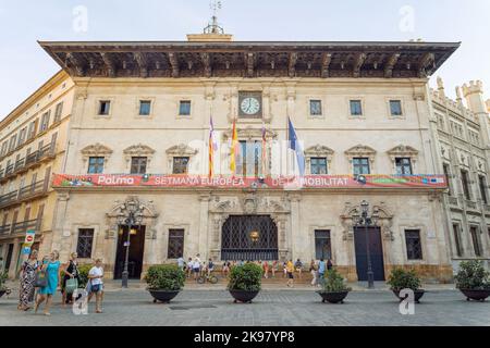 Palma de Mallorca, Espagne - septembre le 18th 2022: Vue de face de l'hôtel de ville de Palma de Majorque, avec les gens passant Banque D'Images