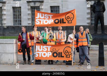 Westminster, Londres, Royaume-Uni. 26th octobre 2022. Les manifestants Just Stop Oil, dont le militant climatique Dr Larch Maxey, protestaient de nouveau aujourd'hui devant Downing Street. Just Stop Oil est une coalition de groupes qui travaillent ensemble pour veiller à ce que le gouvernement s'engage à mettre fin à toutes les nouvelles licences et tous les nouveaux consentements pour l'exploration, le développement et la production de combustibles fossiles au Royaume-Uni. Dans le cadre de leur campagne, les militants du JSO ont pulvérisé de la peinture orange sur les bâtiments de Londres et bloqué les routes. Crédit : Maureen McLean/Alay Live News Banque D'Images