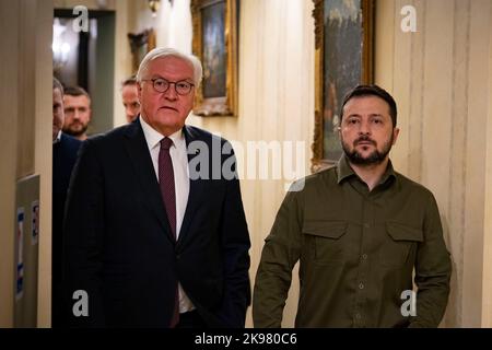 Kiev, Ukraine. 25th octobre 2022. Le président ukrainien Volodymyr Zelenskyy accompagne le président allemand Frank-Walter Steinmeier, à gauche, dans des réunions bilatérales au Palais Mariinsky, à 25 octobre 2022, à Kiev, en Ukraine. Credit: Présidence de l'Ukraine/Présidence de l'Ukraine/Alamy Live News Banque D'Images