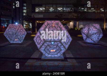 Londres, Angleterre, Royaume-Uni. 26th octobre 2022. Sculptures de HYBYCOZO, le studio du canadien Serge Beaulieu et de l'Ukrainien Yelena Filipchuk, à côté de Citypoint. Les installations artistiques font partie du IlluminoCity Light Festival de cette année, dans la ville de Londres, le quartier financier de la capitale. (Image de crédit : © Vuk Valcic/ZUMA Press Wire) Banque D'Images