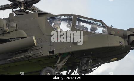 Gros plan sur la vue de ZM707 hélicoptères d'attaque Boeing Apache de l'armée britannique (AH-64E ArmyAir606) volant à un niveau très bas Banque D'Images