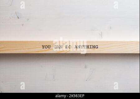 Vous pouvez faire n'importe quel signe écrit sur le plan horizontal mince en bois placé sur fond simple en bois. Banque D'Images