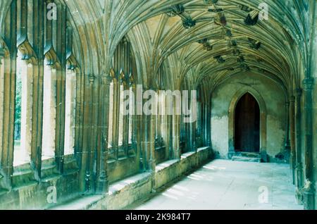 Abbaye de Lacock dans le Wiltshire. Tourné sur film. Banque D'Images