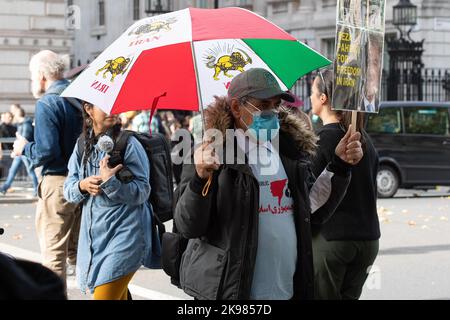 Westminster, Londres, Royaume-Uni. 26th octobre 2022. Les manifestants se trouvaient aujourd'hui devant le 10 Downing Street pour protester contre la mort de Mahsa Amini, 22 ans, et contre les meurtres commis en Iran. Ils demandent au gouvernement britannique de prendre des mesures pour assurer la liberté en Iran. Au moins 234 manifestants auraient été tués par les forces de sécurité en Iran. Crédit : Maureen McLean/Alay Live News Banque D'Images