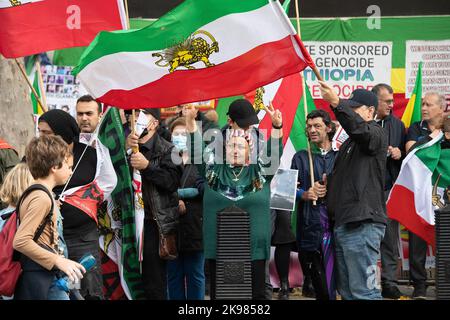 Westminster, Londres, Royaume-Uni. 26th octobre 2022. Les manifestants se trouvaient aujourd'hui devant le 10 Downing Street pour protester contre la mort de Mahsa Amini, 22 ans, et contre les meurtres commis en Iran. Ils demandent au gouvernement britannique de prendre des mesures pour assurer la liberté en Iran. Au moins 234 manifestants auraient été tués par les forces de sécurité en Iran. Crédit : Maureen McLean/Alay Live News Banque D'Images