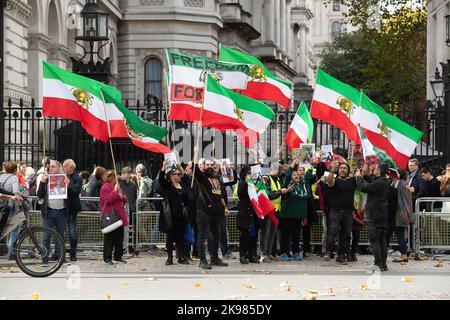 Westminster, Londres, Royaume-Uni. 26th octobre 2022. Les manifestants se trouvaient aujourd'hui devant le 10 Downing Street pour protester contre la mort de Mahsa Amini, 22 ans, et contre les meurtres commis en Iran. Ils demandent au gouvernement britannique de prendre des mesures pour assurer la liberté en Iran. Au moins 234 manifestants auraient été tués par les forces de sécurité en Iran. Crédit : Maureen McLean/Alay Live News Banque D'Images