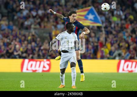 Barcelone, Espagne. 26/10/2022, Sadio Mane du FC Bayern Munchen et Hector Bellerin du FC Barcelone lors du match de la Ligue des champions de l'UEFA entre le FC Barcelone et le FC Bayern Munchen au Spotify Camp Nou à Barcelone, en Espagne. Banque D'Images