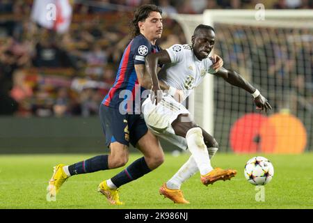 Barcelone, Espagne. 26/10/2022, Sadio Mane du FC Bayern Munchen et Hector Bellerin du FC Barcelone lors du match de la Ligue des champions de l'UEFA entre le FC Barcelone et le FC Bayern Munchen au Spotify Camp Nou à Barcelone, en Espagne. Banque D'Images