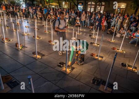 Barcelone, Espagne. 26th octobre 2022. Deux personnes sont vues pondre des roses blanches sur les noms des sans-abri qui sont morts en 2022, certains d'entre eux dans les rues. L'entité sociale Fundación Arrels a appelé l'événement Batecs de Llum (battements de lumière) devant la cathédrale de Barcelone en mémoire des 80 sans-abri qui sont morts à Barcelone, dont 16 dans la rue, au cours des 12 derniers mois. Crédit : SOPA Images Limited/Alamy Live News Banque D'Images