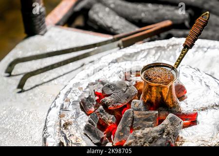 La cuisine traditionnelle du café turc sur des charbons. Gros plan. Banque D'Images