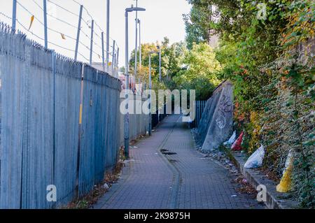 Chemin de la rivière Roding au bord de la rivière d'Ilford à Barking quai à Harts Lane Estate, Barking, Banque D'Images