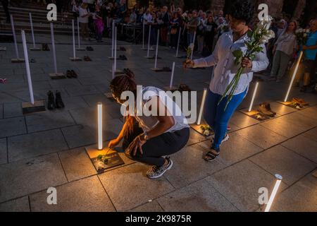 Barcelone, Espagne. 26th octobre 2022. Deux personnes sont vues pondre des roses blanches sur les noms des sans-abri qui sont morts en 2022, certains d'entre eux dans les rues. L'entité sociale Fundación Arrels a appelé l'événement Batecs de Llum (battements de lumière) devant la cathédrale de Barcelone en mémoire des 80 sans-abri qui sont morts à Barcelone, dont 16 dans la rue, au cours des 12 derniers mois. (Photo par Paco Freire/SOPA Images/Sipa USA) crédit: SIPA USA/Alay Live News Banque D'Images