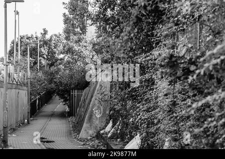 Chemin de la rivière Roding au bord de la rivière d'Ilford à Barking quai à Harts Lane Estate, Barking, Banque D'Images