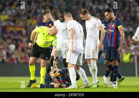 BARCELONE, Espagne. , . #9, Robert LEWANDOWSKI blessé, #5, Sergio BUSQUETS, du FC Barcelone, #4, Matthijs de Ligt, #8, Leon GORETZKA, #2, Dayot Upamecano, du FCB et de l'arbitre Anthony TAYLOR, lors du match de football de l'UEFA Championsleague au Camp Nou à Barcelone du FC BARCELONE contre le FC BAYERN Munchen. Crédit: SPP Sport presse photo. /Alamy Live News Banque D'Images