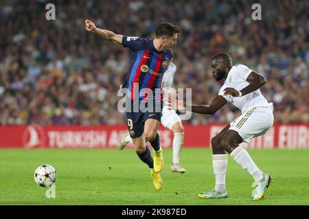 BARCELONE, Espagne. , . #2, Dayot Upavecano de FCB vs #9, Robert LEWANDOWSKI, pendant le match de football de l'UEFA Championsleague au Camp Nou Stadium de Barcelone du FC BARCELONE vs FC BAYERN Munchen. Crédit: SPP Sport presse photo. /Alamy Live News Banque D'Images