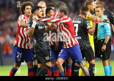 Les joueurs se battent lors du match de la Ligue des Champions du 5 e jour entre l'Atlético de Madrid et le Bayern Leverkusen au stade Civitas Metropolitano de Madrid, en Espagne, sur 26 octobre 2022. Banque D'Images