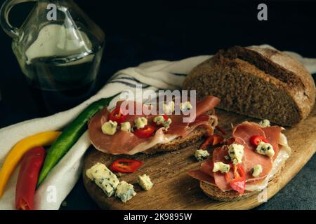 pain de seigle avec tranches de jambon et fromage Banque D'Images