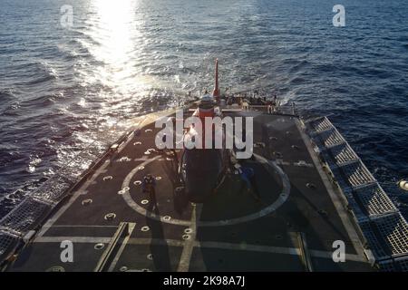 Les membres de l'équipage affectés à l'USCGC Mohawk (WMEC 913) retirent les sangles d'arrimage de l'hélicoptère MH-65 Dolphin en cours dans l'océan Atlantique, le 11 septembre 2022. L'équipage de l'hélicoptère MH-65 Dolphin a quitté le Mohawk pour un transit de deux jours vers la station aérienne de la Garde côtière de Houston. (É.-U. Photo de la Garde côtière par Petty Officer 3rd classe Jessica Fontenette) Banque D'Images