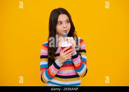 Fille d'école tenant une tasse de café, l'apprentissage et l'éducation. Pause-café et séjour à l'école. Retour à l'école. Boisson à emporter en plastique pour adolescents Banque D'Images