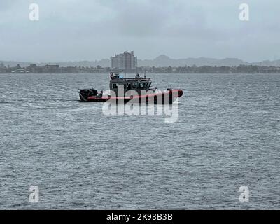 Une embarcation à usage spécial de la Garde côtière – l'équipage d'un bateau de police recherche le 26 octobre 2022 huit des 10 non-citoyens d'un navire de voyage illégal qui aurait abandonné dans l'eau à l'intérieur du port de San Juan, Porto Rico le 25 octobre 2022. Deux survivants dans ce cas sont sous garde de la patrouille frontalière des États-Unis. Les unités de sauvetage de la Garde côtière ont mis fin à la fouille l'après-midi du 26,2022 octobre sans signe de survivantes supplémentaires. (É.-U. Photo de la Garde côtière) Banque D'Images