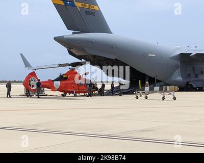 L’Escadron tactique d’interception d’hélicoptères (HITRON) de la Garde côtière des États-Unis (USCG) a fait la démonstration d’opérations conjointes avec des partenaires de l’OTAN dans plusieurs domaines au point d’opération avancé (FOL) du Commandement de combat aérien (ACC), Curaçao, de 22 avril -25, 2022. Le déploiement a abouti à trois saisies qui ont abouti à la confiscation de 1 346 kilogrammes de cocaïne et de neuf suspects détenus. Banque D'Images