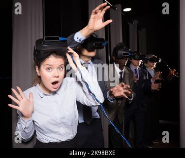 Fille excitée dans la salle de réalité virtuelle Banque D'Images