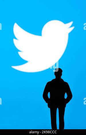 Twitter et Elon Musk Deal concept. Une silhouette de figurine est visible devant le logo Twitter flou. Stafford, Royaume-Uni, 26 octobre, 202 Banque D'Images