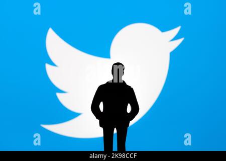 Twitter et Elon Musk Deal concept. Une silhouette de figurine est visible devant le logo Twitter flou. Stafford, Royaume-Uni, 26 octobre, 202 Banque D'Images