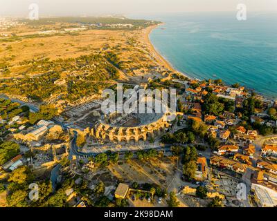 Vue aérienne de la ville de Side en Turquie. De nombreuses ruines anciennes et un célèbre amphithéâtre vus du point de vue des oiseaux. Eau de mer turquoise et plages de sable. Photo de haute qualité Banque D'Images