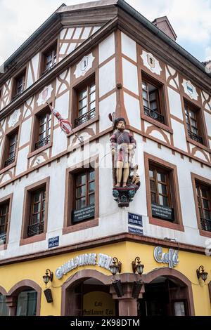 Maison alsacienne avec une statue de Guillaume Tell à la place de la Réunion dans la ville de Mulhouse, Alsace, France Banque D'Images