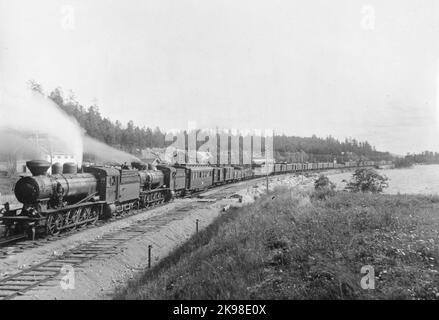 Le 9-13 août 1920, SJ a effectué de gros essais sur les pentes de la ligne Ånge-Bräcke à l'aide d'un train à frein pneumatique. Le train se trouve à l'entrée sud de la gare de Bräcke. La locomotive est constituée de deux locomotives électroniques à bois avec supports à air comprimé et probablement E 1460 et E 1461 (selon une autre photo des essais). Le premier wagon est un preußis emprunté mesurant voiture avec le numéro 8952. Le train se compose de 132 essieux d'un poids de 1266 tonnes et d'une longueur de 694 mètres. Banque D'Images