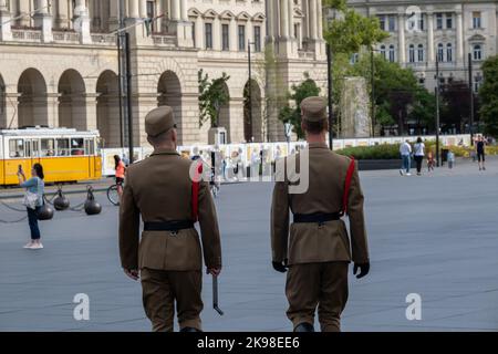 Budapest, Hongrie - 1st septembre 2022 : vue arrière de deux gardes d'honneur près du Parlement hongrois Banque D'Images