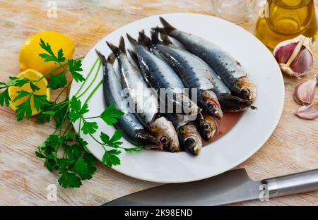 De délicieuses sardines sur l'assiette servies avec du citron et du persil Banque D'Images