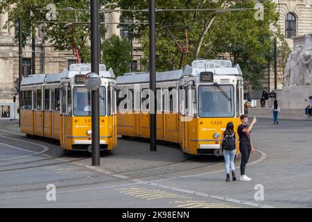 Budapest, Hongrie - 1st septembre 2022 : deux tramways jaunes dans le centre de Budapest Banque D'Images