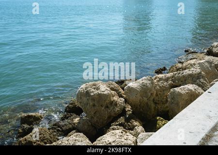 Rochers dans l'eau au parc Bayfront à Miami Banque D'Images