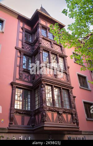 Vieilles maisons alsaciennes traditionnelles avec fenêtre sur un canal à petit Venise (petite Venise) à Stasbourg en Alsace dans le département du Haut-Rhin Banque D'Images