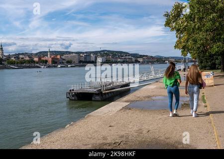 Budapest, Hongrie - 1st septembre 2022 : personnes marchant sur la promenade le long du Danube Banque D'Images