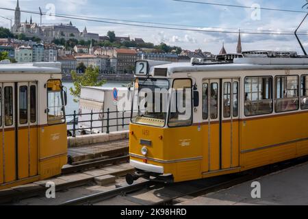 Budapest, Hongrie - 1st septembre 2022 : deux tramways jaunes dans le centre de Budapest Banque D'Images