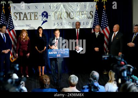 Harrisburg, États non liés. 26th octobre 2022. Le candidat républicain du sénateur Mehmet Oz, aux côtés de l'ancien gouverneur de Caroline du Sud Nikki Hailey, parle alors qu'il reçoit un appui de l'Association des trooper de l'État de Harrisburg, PA, États-Unis sur 26 octobre 2022. Le Dr Oz, personnalité de la télévision, court dans une course serrée contre John Fetterman, ancien lieutenant-gouverneur démocrate de Pennsylvanie. Crédit : OOgImages/Alamy Live News Banque D'Images