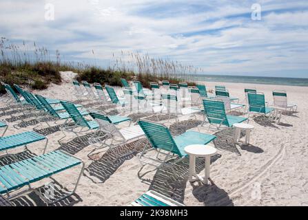 Chaises de plage sur une plage de sable blanc à Bradenton Beach sur le golfe du Mexique en Floride Banque D'Images