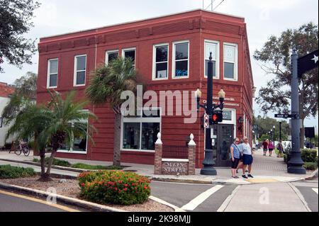 Architecture historique sur la rue commerçante principale de Dunedin, Floride, États-Unis Banque D'Images