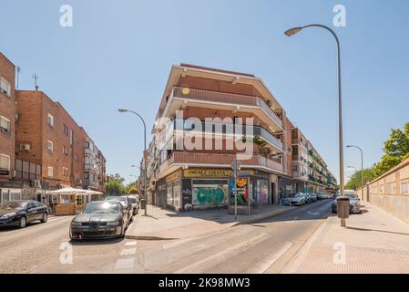 Façades de bâtiments résidentiels urbains en briques modestes avec balcons, ciel clair et de nombreux arbres verdoyants dans la rue Banque D'Images