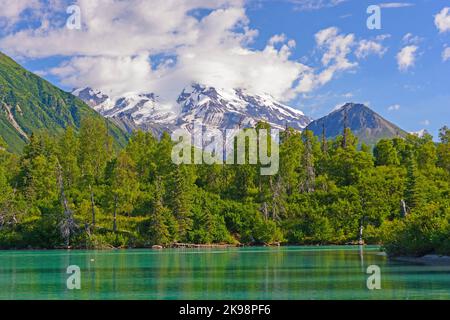 Le volcan glacié du Mont Redoute se dresse au loin du lac Crescent, dans le parc national du lac Clark, en Alaska Banque D'Images