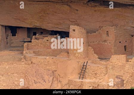 Tours et murs d'une ancienne falaise dans le parc national de Mesa Verde au Colorado Banque D'Images