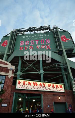 Boston, Massachusetts, États-Unis. Extérieur du Fenway Park lors d'une soirée de match à Boston. Banque D'Images