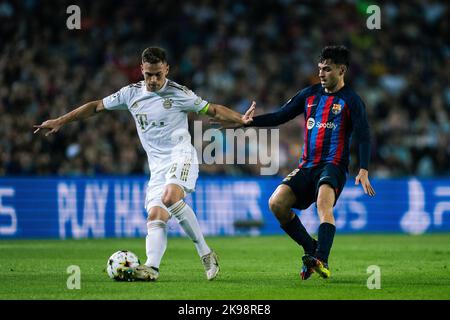 Barcelone, Espagne. 26th octobre 2022. Pedri (R) de Barcelone rivalise avec Joshua Kimmich du Bayern Munich lors du match de football du groupe C de la Ligue des champions de l'UEFA entre le FC Barcelone et le Bayern Munich au stade Camp Nou de Barcelone, Espagne, le 26 octobre 2022. Crédit : Joan Gosa/Xinhua/Alay Live News Banque D'Images