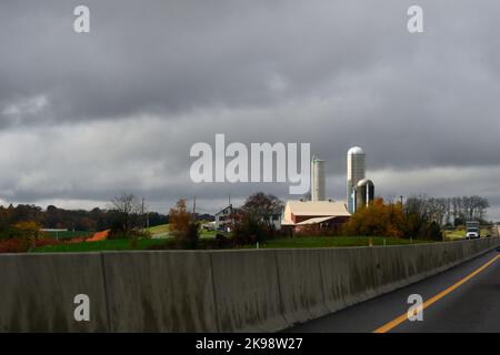 Fermes dans la campagne de Pennsylvanie du comté de Lancaster, à l'est de Harrisburg, le long de l'autoroute I-76 Interstate PA Turnpike, Pennsylvanie, États-Unis sur 26 octobre 2022. En deux semaines, les Américains se rendrez aux bureaux de vote pour les élections de mi-mandat, ce qui pourrait avoir des conséquences considérables sur la forme de la nation. Crédit : OOgImages/Alamy Live News Banque D'Images