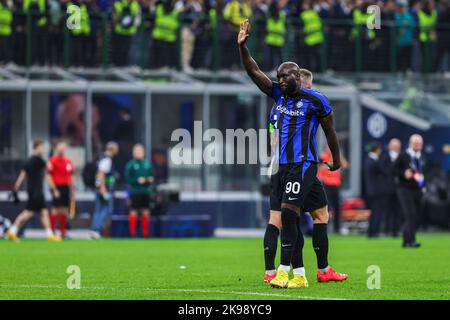 Milan, Italie. 26th octobre 2022. Romelu Lukaku du FC Internazionale accueille les fans lors de l'UEFA Champions League 2022/23 Group Stage - match de football du groupe C entre le FC Internazionale et le FC Viktoria Plzen au stade Giuseppe Meazza. Score final; Inter 4:0 Viktoria Plzen. Crédit : SOPA Images Limited/Alamy Live News Banque D'Images