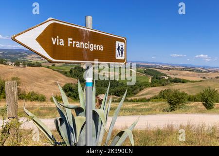 Paysage le long de la via Francigena avec route de Mud, champs, arbres et vignoble. Panneau indiquant la direction de Monteroni d'Arbia, route de la via francigen Banque D'Images